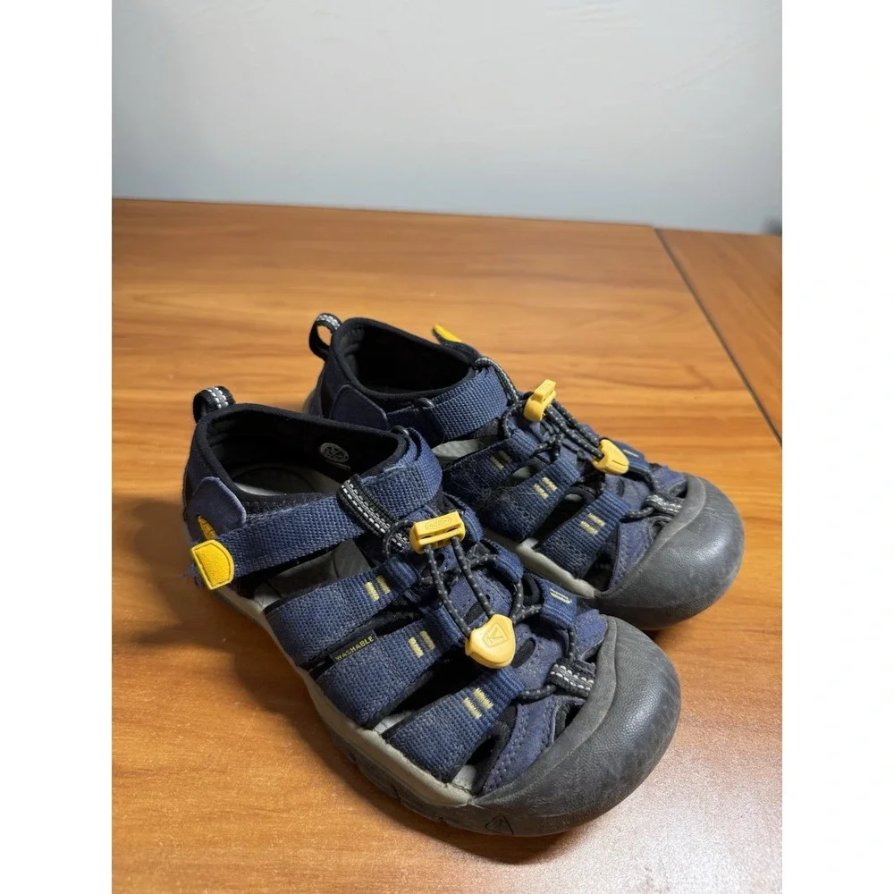 Keen Big Kids Newport H2 Youth Size 2 Cap Toe Water Sandal Shoes Blue Hiking